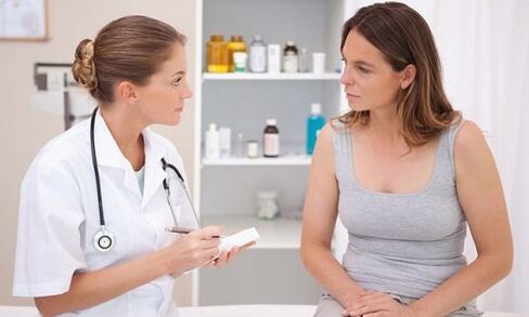 El médico prescribe tratamiento para las venas varicosas.